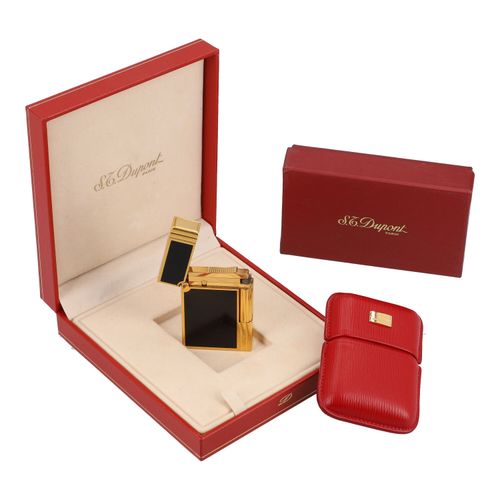 ST. DUPONT Konvolut. ST。DUPONT卷曲。金色的打火机，有黑色的插入物。红色封套的小皮箱（5.5x7cm）。盒子里有。