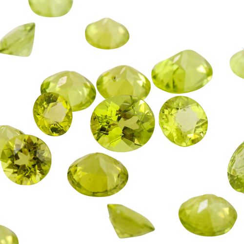 Null Bundle of peridots totalling 22,7 ct, 6-7, mm round and 2 oval stones, part&hellip;