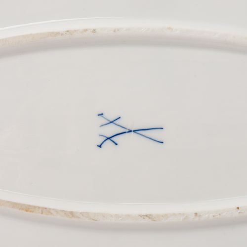 Null MEISSEN huge oval plate 'onion pattern', 19th century, oval shape, signs of&hellip;