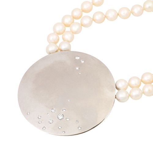 Null LOTHAR KUHN Collier de perles avec partie centrale sertie de brillants,
