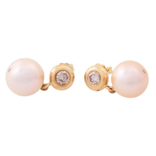 Null Paar Ohrhänger mit Perlen und Brillanten von zus. Ca. 0,7 ct, ca. Fancy Bro&hellip;