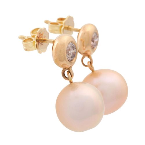 Null Coppia di orecchini con perle e brillanti per un totale di circa 0,7 ct, ci&hellip;
