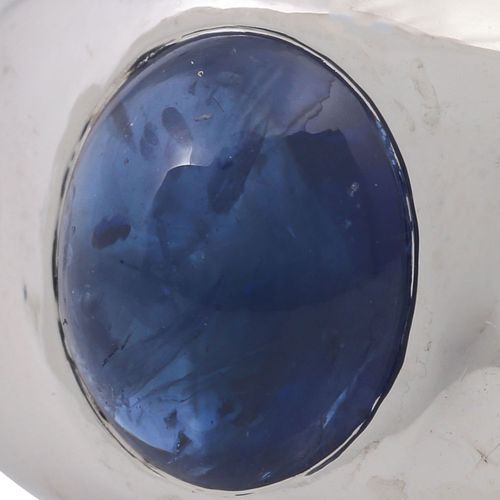 Null 镶嵌凸圆形蓝宝石约4克拉和2颗老式切割钻石共约0.5克拉的戒指，约GW（K-L）/VS-SI，WG 18K，10.1克，RW：54/14，20/21世&hellip;