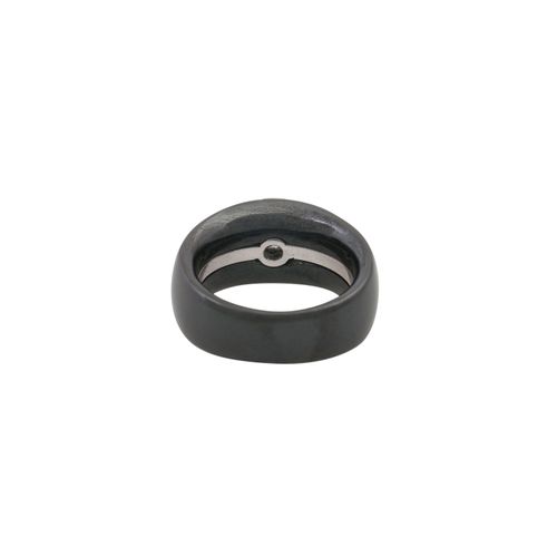Null 黑色陶瓷戒指，镶有约0.5克拉的钻石，约为LGW（I-J）/SI1，镶嵌。和环形轨道WG18，内凸，13克，RW：约55，21世纪，略有磨损痕迹，制造&hellip;