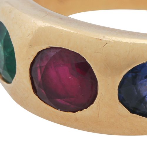 Null 镶有3个椭圆形刻面彩色宝石的带状戒指，蓝宝石约0.7克拉，红宝石约0.8克拉，祖母绿约0.5克拉，GG18，11.5克，RW61/21，20世纪末，有&hellip;