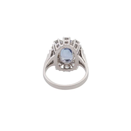 Null 镶嵌浅蓝色蓝宝石和明亮式切割钻石的戒指，共约1.08克拉，颜色和净度良好，蓝宝石非常清晰，锡兰切割，约3.75克拉，14K，6.5克，RW：52/12&hellip;