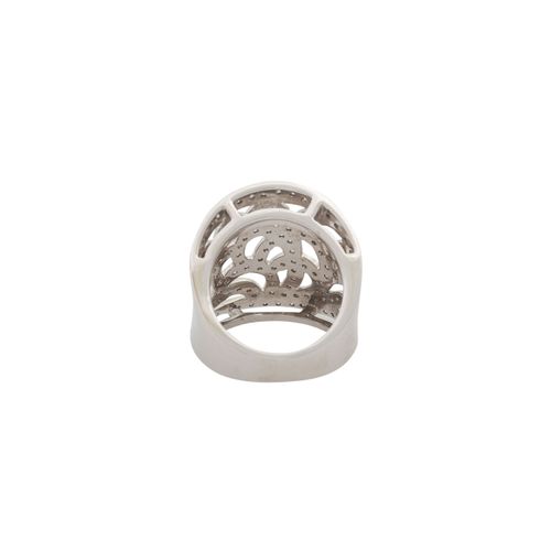 Null Anillo con numerosos diamantes que suman aprox. 2,5 ct, color y claridad me&hellip;