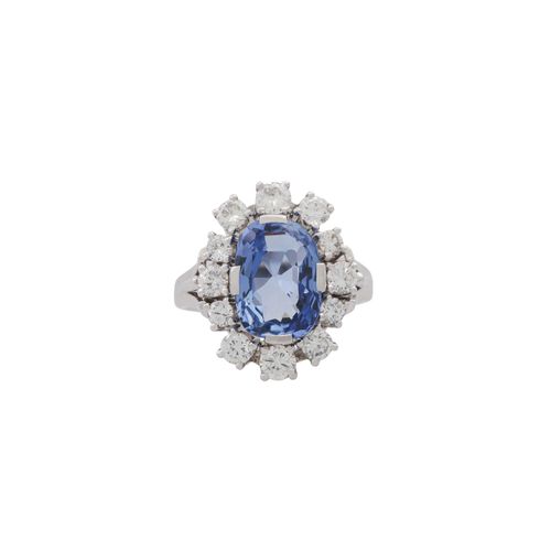 Null 镶嵌浅蓝色蓝宝石和明亮式切割钻石的戒指，共约1.08克拉，颜色和净度良好，蓝宝石非常清晰，锡兰切割，约3.75克拉，14K，6.5克，RW：52/12&hellip;