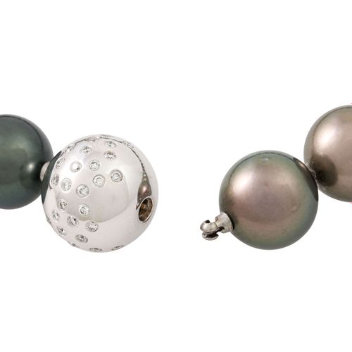 Null Tahitian pearl necklace, 37 fine cultured pearls ca. 11-12 mm in slightly d&hellip;