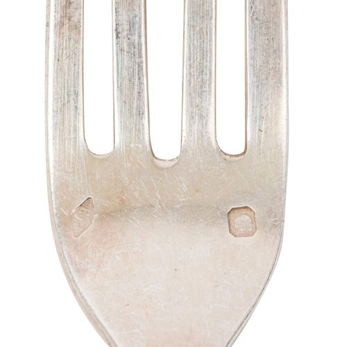 Null PUIFORCAT "精致的餐具 "925银，约1900年，巴黎，12个晚餐勺，12个晚餐叉和12个晚餐刀或鱼刀，银制刀刃，有字母图案，标记。细度和M&hellip;