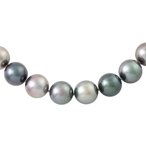 Null 大溪地珍珠项链，37颗约11-12毫米的优质养殖珍珠，色调略有不同，可更换的WG扣，共镶嵌钻石约0.4克拉，颜色和清晰度良好，长：约46厘米，21世纪&hellip;