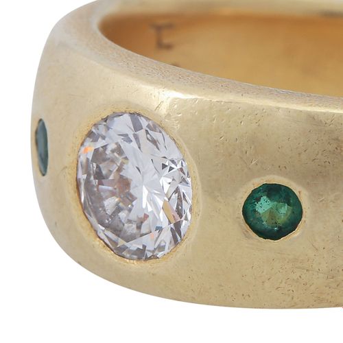 Null 一枚镶有约1克拉明亮式切割钻石和2颗小祖母绿的戒指，明亮式切割钻石约为LGW（I-J）/VS-VVS，GG 14K，13.8克，RW 61/21，20&hellip;