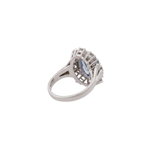 Null Ring mit hellblauem Saphir und Brillanten von zus. Ca. 1,08 ct, gute Farbe &hellip;