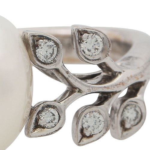 Null SCHOEFFEL戒指，养殖珍珠和钻石共约0.15克拉，颜色和净度良好，珍珠约11.5毫米略微偏圆，18K，7.8克，RW：53，21世纪，略有磨损痕&hellip;