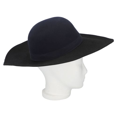Null Chapeau CHANEL, taille L. Chapeau feutre avec bord noir et couronne bleu fo&hellip;