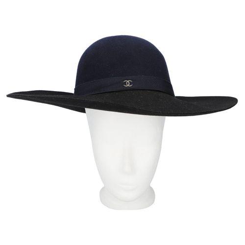 Null Chapeau CHANEL, taille L. Chapeau feutre avec bord noir et couronne bleu fo&hellip;