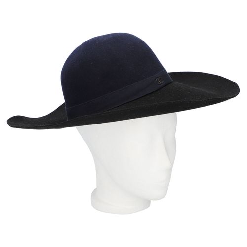 Null Chapeau CHANEL, taille L. Chapeau feutre avec bord noir et couronne bleu fo&hellip;