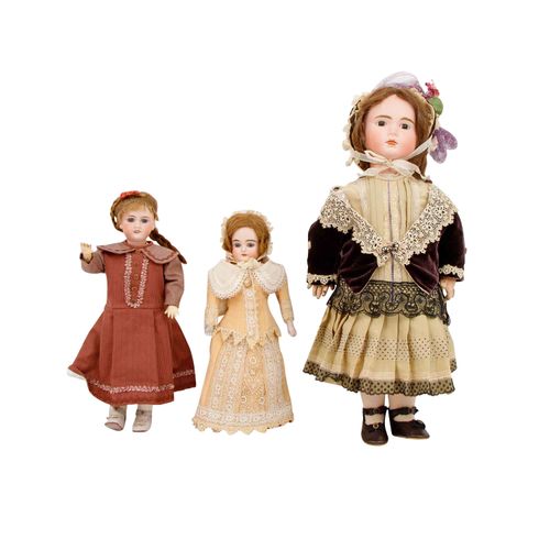 Null 法国/德国3件套瓷头娃娃，19世纪末/20世纪初 1.可能是THEODOR POHL公司1907年生产的大娃娃，带曲柄头，脖子上有 "1907 "和公&hellip;