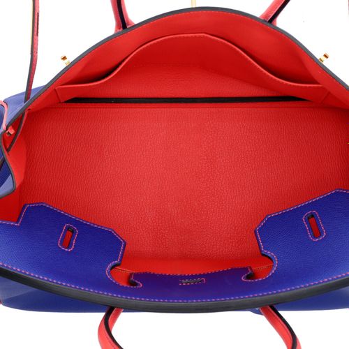 Null 爱马仕的手提包 "BIRKIN BAG 35"。2017年，马蹄形压花/定制。深蓝色和浅红色的Epsom皮革。金色的硬件。内部为浅红色。除了边角有轻微&hellip;