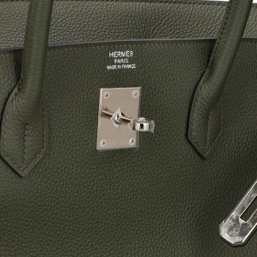 Null 爱马仕的手提包 "BIRKIN BAG 40"。橄榄色的多哥皮革，银色的五金件（部分胶合）。经典型号，有两个小内仓。包包是全套的（盒子，防尘袋，发票，&hellip;