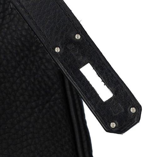 Null 爱马仕的手提包 "BIRKIN BAG 40"。黑色多哥皮革的经典款式，配以银色的硬件。双把手，翻盖封口。附带手提箱、锁、钥匙和防尘袋。边缘有严重磨损&hellip;