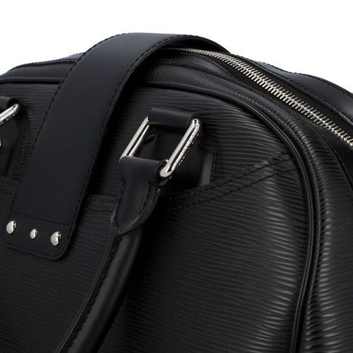 Null 路易威登手提包 "BOWLING MONTAIGNE GM"，2007年出品。黑色Epi皮革系列，带银色硬件。保龄球袋形状，双手柄，四周有拉链，皮瓣有&hellip;