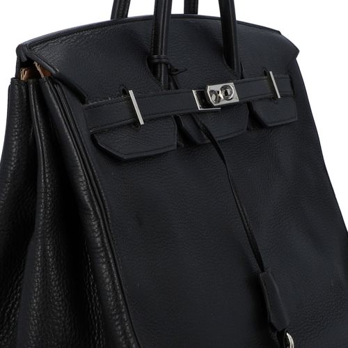 Null 爱马仕的手提包 "BIRKIN BAG 40"。黑色多哥皮革的经典款式，配以银色的硬件。双把手，翻盖封口。附带手提箱、锁、钥匙和防尘袋。边缘有严重磨损&hellip;