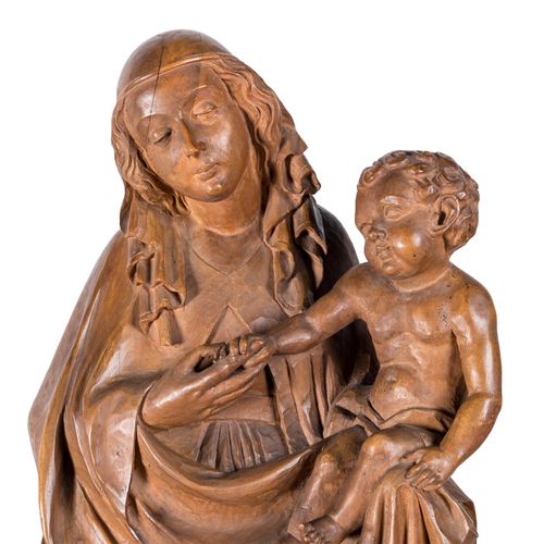 Null BILDSCHNITZER/IN，阿尔卑斯山地区 19/20世纪，"带孩子的圣母"，木质，四分之三塑料雕刻，站在一个倾斜的基座上，基座上有 "WT "&hellip;
