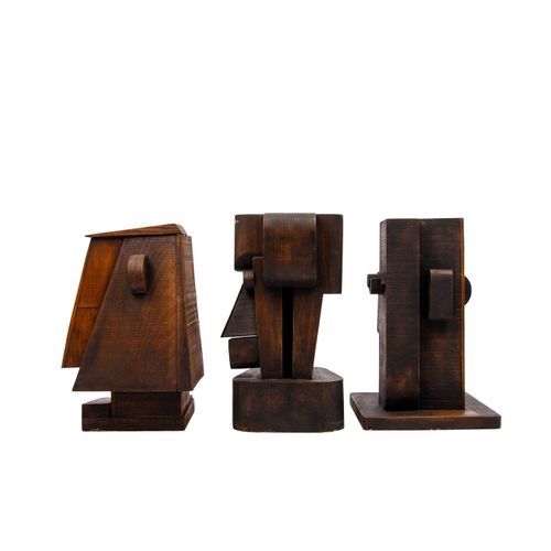Null ATELIER BOULOGNE 20世纪，3个立体派人物，木头，染色，完全雕塑化的表现立体派风格的三张脸，有底座，底座底部各刻有 "Atelier &hellip;