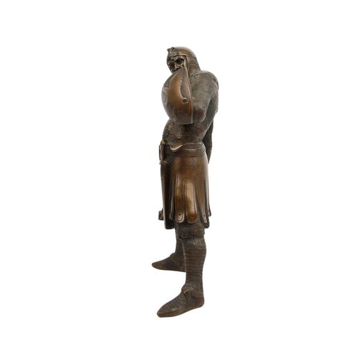 Null 艺术家 20世纪上半叶 "十字军"，青铜，深色的铜锈，站立的骑士，用左手防卫，右手拿着长矛。高：38.5厘米。有岁月的痕迹，部分。有些磨损，支架下有粘&hellip;