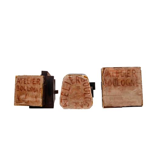 Null ATELIER BOULOGNE Siglo XX, 3 figuras cubistas, madera, teñida, representaci&hellip;