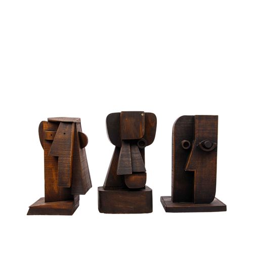 Null ATELIER BOULOGNE 20世纪，3个立体派人物，木头，染色，完全雕塑化的表现立体派风格的三张脸，有底座，底座底部各刻有 "Atelier &hellip;