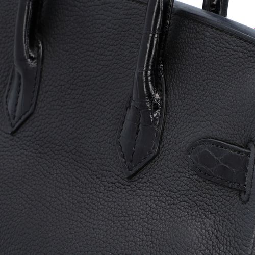 Null HERMÈS手提包 "BIRKIN BAG 30 TOUCH"。多哥皮革和尼罗河鳄鱼皮，颜色为黑色/黑色。银色五金件，上面覆盖着钯金。经典款式，有盒子&hellip;