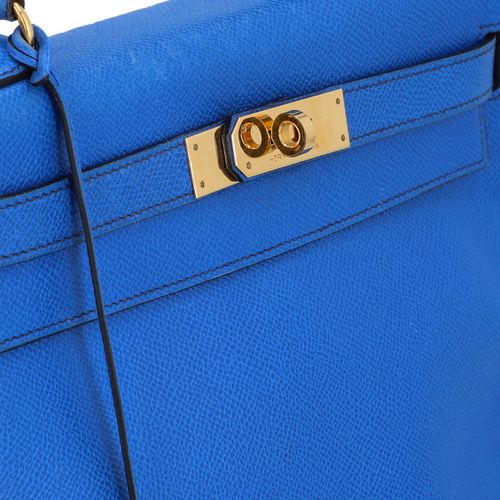Null 爱马仕古董手提包 "KELLY BAG 28"。1990年出品，蓝色Epsom皮革，金色五金件。经典款，单手柄，翻盖封口，肩带。附有手提箱、锁、钥匙和&hellip;