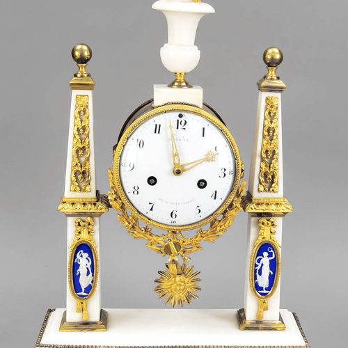 Null Louis-Seize pendulum, 1st half 19th c., white marble case with applied Wedg&hellip;