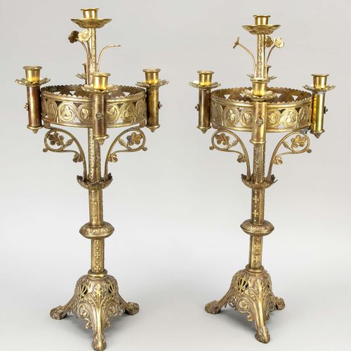 Null 一对大烛台，19世纪末，青铜/黄铜。柱状轴上有一个结点，在一个三通道的底座上。带卷须浮雕的花环有4个烛台，其中有一个中央火焰。有的地方已经焊接，高60&hellip;