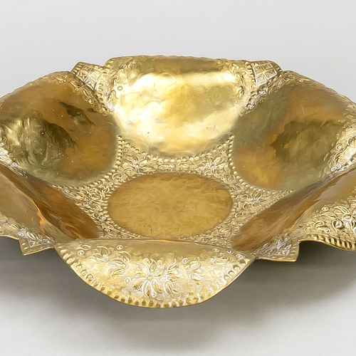 Null 一个供奉用的碗，20世纪初，黄铜凿刻。青石板的形式，带有花纹装饰。归功于乔治-门德尔松（未签名），长32厘米。