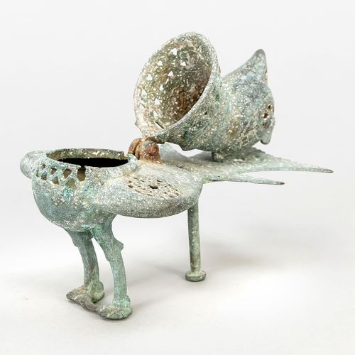 Null 鸟形香炉，伊斯兰早期，青铜，带有青铜色的铜锈。装饰性的开放式加工。头部和颈部通过背面的铰链连接，高15厘米。