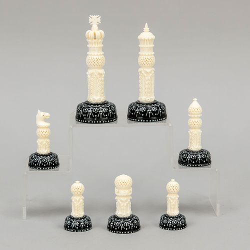 Null 贵族棋子（32枚/完整），装在大天鹅绒盒子里，印度，20世纪，骨质？车工和花纹，有些地方是镂空雕刻的。通过螺纹拧在一个装饰性的圆形底座上。状态如新，人&hellip;