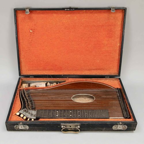 Null 盒子里的古筝，19/20世纪，乐器没有标签，指板上有珍珠母镶嵌，骨制琴钉。底部有裂痕。黑漆木箱，有金属扣，箱子的尺寸为8 x 61 x 39厘米。