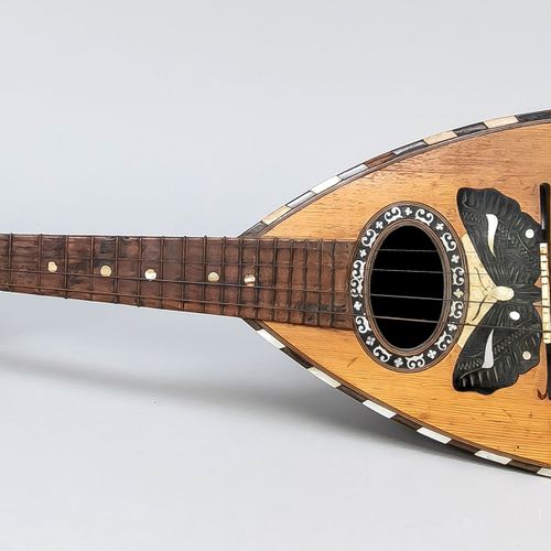 Null 类似鲁特琴的弦乐器，约1900年，木质，有珍珠母镶嵌，骨制琴钉，音孔有装饰性框架，蝴蝶。部分琴弦丢失，长67厘米