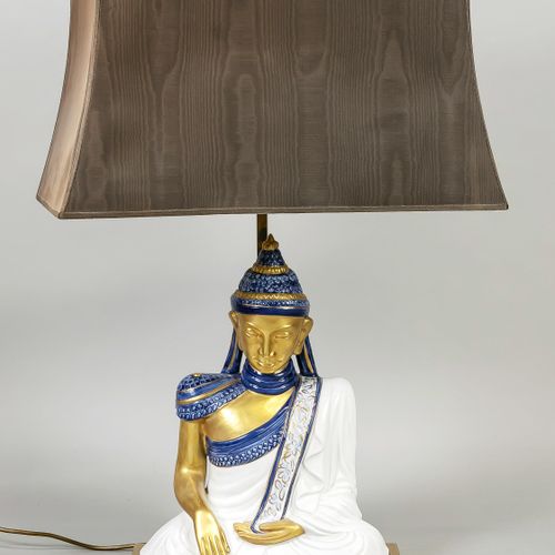 Null Große Tischlampe, 20. Jh., Porzellansockel in Form eines sitzenden Buddhas &hellip;