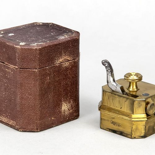 Null 拔罐机，19世纪，铜质。用于放血的医疗设备，在19世纪很普遍。有配套的匣子，约7 x 7 x 6厘米。