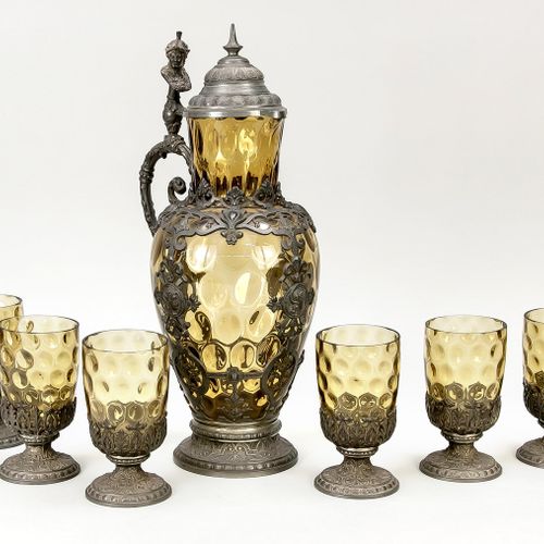 Null 带6个杯子的水壶，19世纪末，淡黄色玻璃，文艺复兴风格的锡器安装，壶高38.5厘米，杯子高13.5厘米