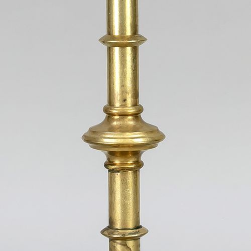 Null 烛台，19/20世纪，黄铜。圆底座上的柱状轴与结点，高44厘米。