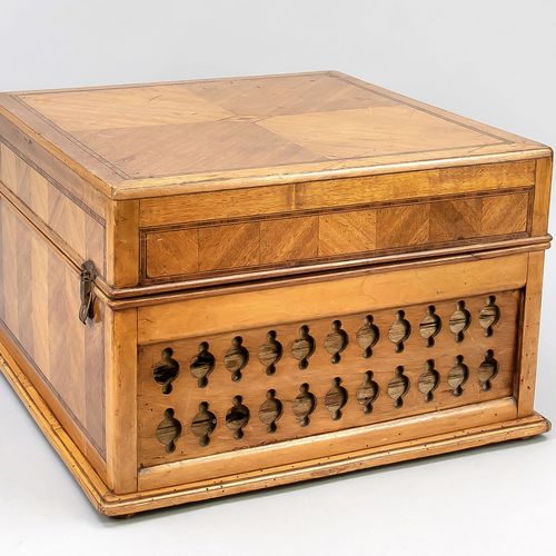 Null 留声机，法国，大约1900年，装在一个有镶嵌带的桦木箱子里，前面有一个装饰性的音孔。里面有9张贝壳粉唱片，可能还有原来的针，28 x 42 x 42厘&hellip;