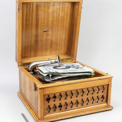Null 留声机，法国，大约1900年，装在一个有镶嵌带的桦木箱子里，前面有一个装饰性的音孔。里面有9张贝壳粉唱片，可能还有原来的针，28 x 42 x 42厘&hellip;