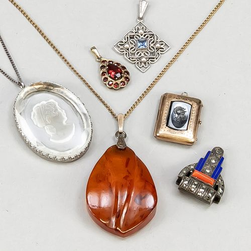 Null Mixed jewellery in box: consisting of a necklace with amber pendant, a neck&hellip;