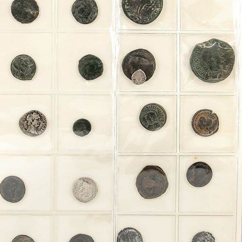 收藏有古罗马硬币，约70件。在一个标有 "罗马皇帝的硬币 "的剪贴簿和小型钱币，部分证书。相册尺寸：23 x 21 cm