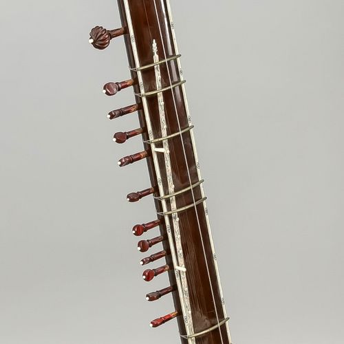 Null 西塔琴/长颈琵琶，印度/波斯，20世纪中期，木质和骨质，大部分的琴弦丢失，高121厘米
